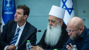 Der geistliche Führer der Drusen in Israel, Muwaffaq Tarif, nimmt an einer Sitzung des Ausschusses für auswärtige Angelegenheiten und Verteidigung der Knesset teil. Foto: Yonatan Sindel/Flash90
