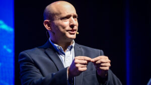 Der ehemalige israelische Ministerpräsident Naftali Bennett spricht am 9. Dezember 2025 auf der jährlichen Cyber Week an der Universität Tel Aviv. Foto: Avshalom Sassoni/Flash90