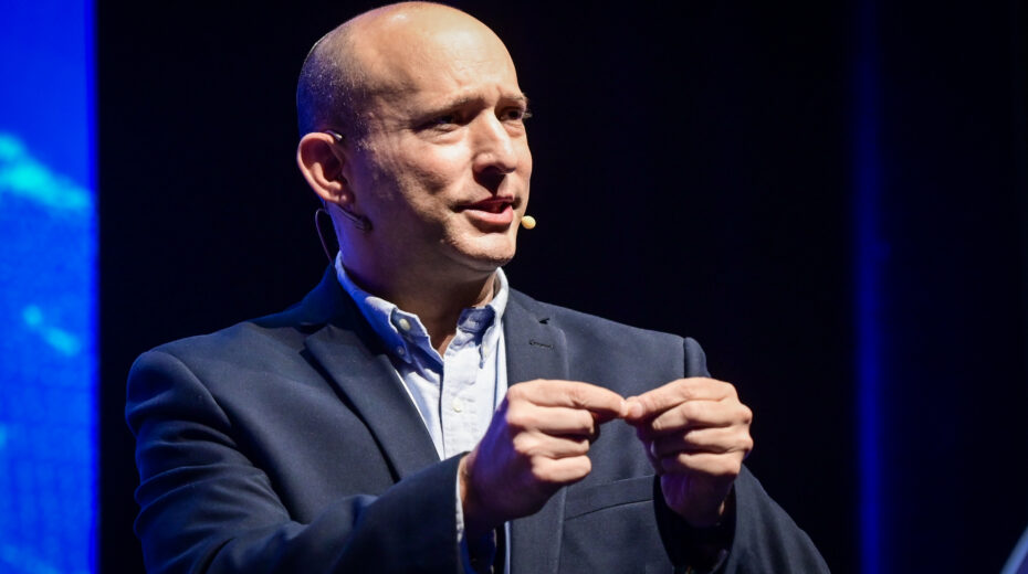 Der ehemalige israelische Ministerpräsident Naftali Bennett spricht am 9. Dezember 2025 auf der jährlichen Cyber Week an der Universität Tel Aviv. Foto: Avshalom Sassoni/Flash90