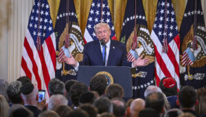 US-Präsident Donald Trump nimmt am 16. Dezember 2025 an einem Chanukka-Empfang im East Room des Weißen Hauses in Washington, D.C., teil. Foto von Arie Leib Abrams/Flash90