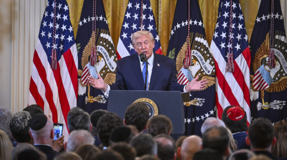 US-Präsident Donald Trump nimmt am 16. Dezember 2025 an einem Chanukka-Empfang im East Room des Weißen Hauses in Washington, D.C., teil. Foto von Arie Leib Abrams/Flash90
