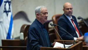 Der Abgeordnete Benny Gantz nimmt an einer Debatte in der Knesset in Jerusalem teil, 5. Januar 2026. Foto: Yonatan Sindel/Flash90.