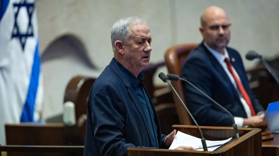 Der Abgeordnete Benny Gantz nimmt an einer Debatte in der Knesset in Jerusalem teil, 5. Januar 2026. Foto: Yonatan Sindel/Flash90.