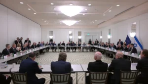 Premierminister Benjamin Netanjahu trifft sich am 31. Dezember 2025 mit evangelikalen christlichen Führungspersönlichkeiten in Florida. (Amos Ben Gershom/GPO)