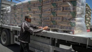 Ein palästinensischer Arbeiter sortiert international finanzierte Zementsäcke, die auf einen Lastwagen geladen wurden, nachdem dieser am 29. April 2015 über den Grenzübergang Kerem Shalom in Rafah aus Israel in den südlichen Gazastreifen eingefahren war. Foto: Abed Rahim Khatib/Flash90.