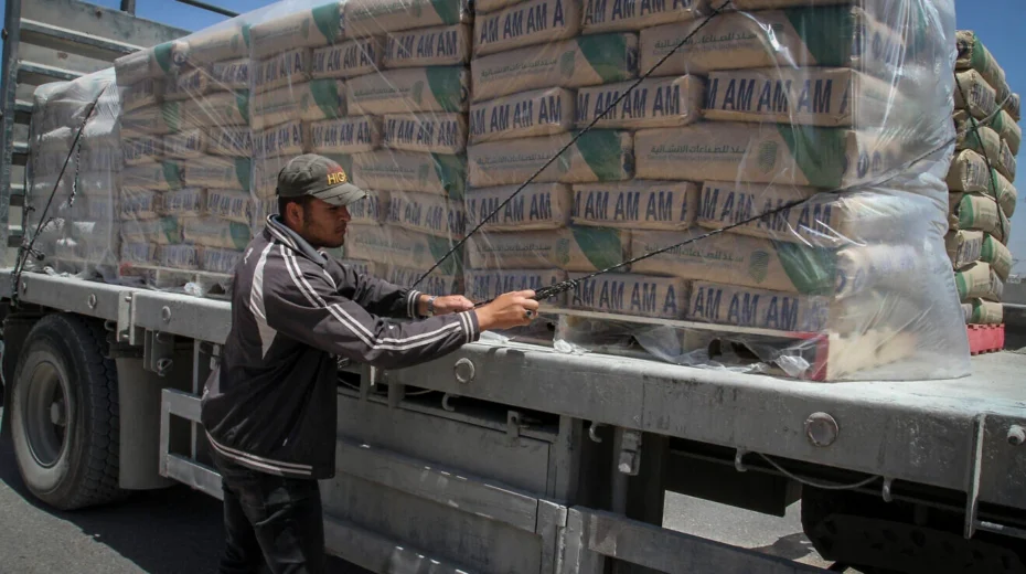 Ein palästinensischer Arbeiter sortiert international finanzierte Zementsäcke, die auf einen Lastwagen geladen wurden, nachdem dieser am 29. April 2015 über den Grenzübergang Kerem Shalom in Rafah aus Israel in den südlichen Gazastreifen eingefahren war. Foto: Abed Rahim Khatib/Flash90.