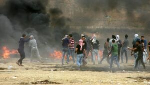 Palästinenser veranstalten am 4. Mai 2018 eine weitere wöchentliche Freitagsdemonstration im Rahmen des „Marsches der Rückkehr“ nahe der Grenze zwischen Gaza und Israel. Foto: Abed Rahim Khatib/Flash90.