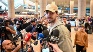 Deni Avdija, israelischer Profi-Basketballspieler der Portland Trail Blazers in der NBA, landet am 16. April 2025 auf dem Ben Gurion International Airport. Foto: Flash90