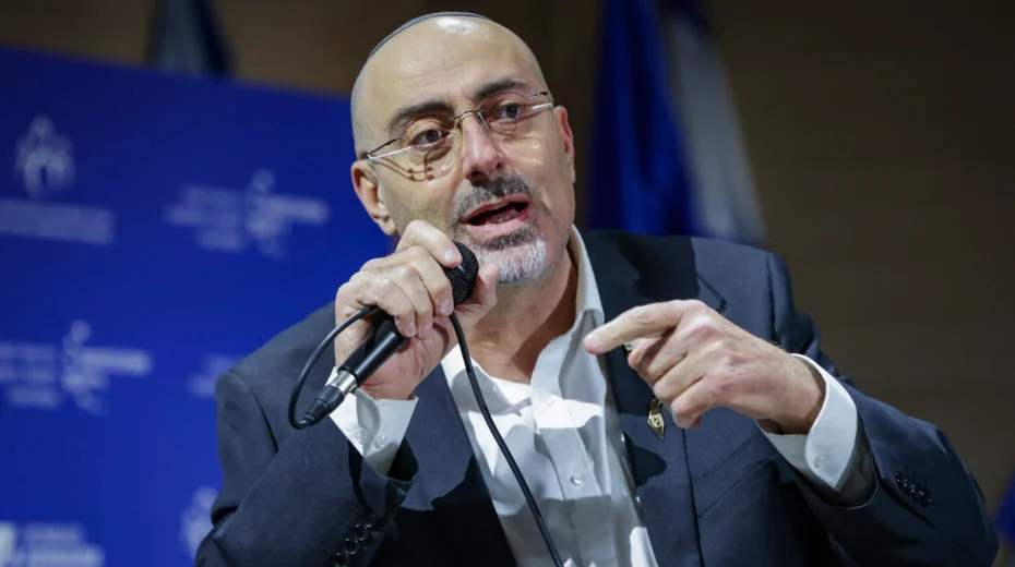 Der Abgeordnete Nissim Vaturi spricht während einer Konferenz an der Reichman-Universität in Herzliya am 22. Januar 2026. Foto: Tal Gal/Flash90.