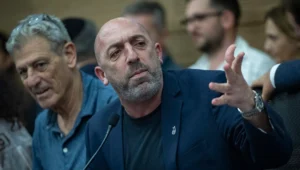 Knesset-Mitglied Sasson Guetta spricht während einer Sitzung des Ausschusses für öffentliche Projekte in der Knesset am 10. Februar 2026. Foto: Yonatan Sindel/Flash90.