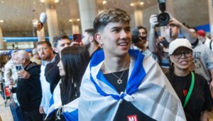 Ahavat Hashem Gordon, ein israelischer Muay-Thai-Kämpfer, kommt am 23. Februar 2026 am Ben Gurion International Airport in der Nähe von Tel Aviv an. Foto: Chaim Goldberg/Flash90