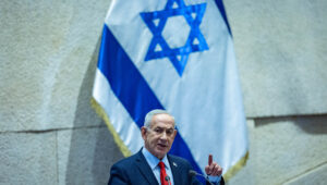 Der israelische Ministerpräsident Benjamin Netanjahu bei einer Debatte über 40 Unterschriften im Plenarsaal der Knesset, dem israelischen Parlament in Jerusalem, am 23. Februar 2026. Foto: Yonatan Sindel/Flash90
