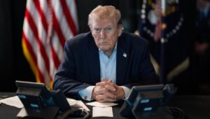 US-Präsident Donald Trump überwacht die „Operation Epic Fury“ in Mar-a-Lago, Palm Beach, Florida, am 1. März 2026. Bildnachweis: Daniel Torok/Weißes Haus.