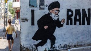 Ein Mauerbild, das den iranischen Obersten Führer Ayatollah Ali Khamenei beim Laufen zeigt, zusammen mit dem Schriftzug „I RAN“ (Ich bin gelaufen), ist am 21. Juli 2025 an einer Wand in Tel Aviv zu sehen. Foto: Chaim Goldberg/Flash90.