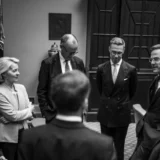 Von links: Der ukrainische Präsident Wolodymyr Selenskyj, die Präsidentin der Europäischen Kommission Ursula von der Leyen, der deutsche Bundeskanzler Friedrich Merz, der finnische Präsident Alexander Stubb, der britische Premierminister Keir Starmer und der französische Präsident Emmanuel Macron warten im Roosevelt Room, während US-Präsident Donald Trump im Oval Office des Weißen Hauses ein Telefonat mit dem russischen Präsidenten Wladimir Putin führt, 18. August 2025. Bildnachweis: Daniel Torok/Weißes Haus.
