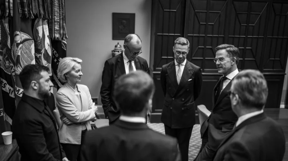 Von links: Der ukrainische Präsident Wolodymyr Selenskyj, die Präsidentin der Europäischen Kommission Ursula von der Leyen, der deutsche Bundeskanzler Friedrich Merz, der finnische Präsident Alexander Stubb, der britische Premierminister Keir Starmer und der französische Präsident Emmanuel Macron warten im Roosevelt Room, während US-Präsident Donald Trump im Oval Office des Weißen Hauses ein Telefonat mit dem russischen Präsidenten Wladimir Putin führt, 18. August 2025. Bildnachweis: Daniel Torok/Weißes Haus.