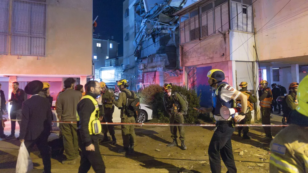 Israelische Sicherheits- und Rettungskräfte am Ort des Geschehens, wo ein iranischer Angriff Schäden in Bnei Brak im Zentrum Israels angerichtet hat, 24. März 2026. Foto: Chaim Goldberg/Flash90.