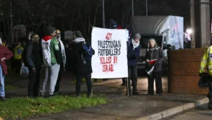 Pro-palästinensische Demonstranten vor dem UEFA-Europa-League-Spiel zwischen Maccabi Tel Aviv und Aston Villa im Villa Park Stadium in Birmingham, England, am 6. November 2025. Foto: Flash90.