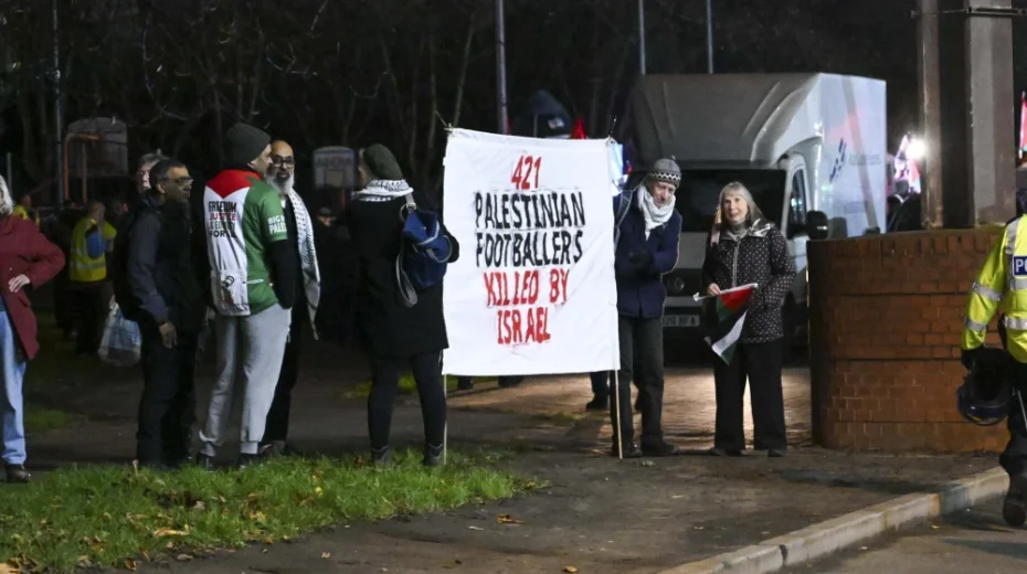 Pro-palästinensische Demonstranten vor dem UEFA-Europa-League-Spiel zwischen Maccabi Tel Aviv und Aston Villa im Villa Park Stadium in Birmingham, England, am 6. November 2025. Foto: Flash90.