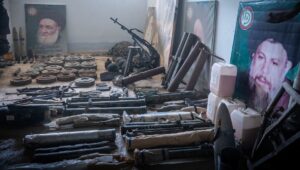 Ein Teil eines Waffenarsenals von Terroristen, das von israelischen Truppen in einer Schule im Südlibanon entdeckt wurde. Foto: Sprecher der israelischen Streitkräfte
