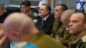 Verteidigungsminister Israel Katz und der Stabschef der israelischen Streitkräfte, Generalleutnant Eyal Zamir, nehmen am 25. März 2026 im Verteidigungsministerium in Tel Aviv an einer Lagebesprechung teil. Foto: Elad Malka/Israelisches Verteidigungsministerium.