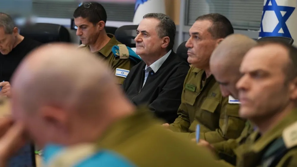 Verteidigungsminister Israel Katz und der Stabschef der israelischen Streitkräfte, Generalleutnant Eyal Zamir, nehmen am 25. März 2026 im Verteidigungsministerium in Tel Aviv an einer Lagebesprechung teil. Foto: Elad Malka/Israelisches Verteidigungsministerium.