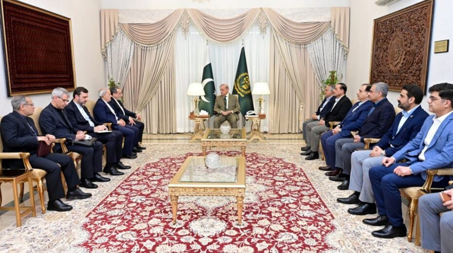 Ein vom Büro des pakistanischen Premierministers zur Verfügung gestelltes Foto zeigt den pakistanischen Premierminister Shehbaz Sharif (Mitte) bei einem bilateralen Treffen mit dem iranischen Außenminister Abbas Araghchi (5. von links) in Islamabad, Pakistan, am 25. April 2026. EPA/PAKISTAN PRIME MINISTER OFFICE HANDOUT