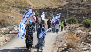 Israelische Familien wandern während einer Demonstration durch das Land, um die israelische Kontrolle über das biblische Kernland zu bewahren. Foto: Gershon Elinson/FLASH90