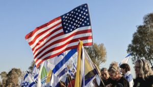 Demonstranten im Süden Israels halten israelische und amerikanische Flaggen in den Händen. Foto: Tsafrir Abayov/Flash90