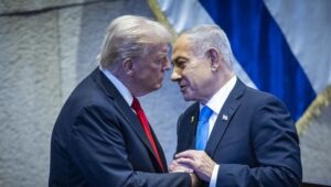 US-Präsident Donald Trump mit dem israelischen Ministerpräsidenten Benjamin Netanjahu während einer Sondersitzung zu Ehren von Präsident Trump in der Knesset, am 13. Oktober 2025. Foto: Yonatan Sindel/Flash90