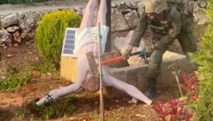 Ein Soldat der israelischen Streitkräfte zerschlägt eine Jesus-Statue im Südlibanon; das Bild wurde am 19. April 2026 in den sozialen Medien hochgeladen. (X/Verwendung gemäß § 27a des Urheberrechtsgesetzes)