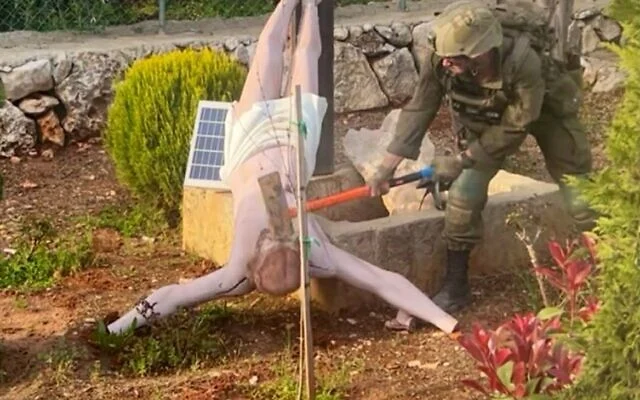 Ein Soldat der israelischen Streitkräfte zerschlägt eine Jesus-Statue im Südlibanon; das Bild wurde am 19. April 2026 in den sozialen Medien hochgeladen. (X/Verwendung gemäß § 27a des Urheberrechtsgesetzes)