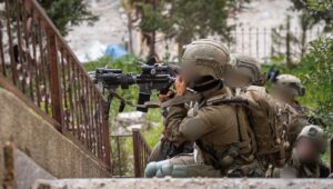 Soldaten der 98. Fallschirmjägerdivision der israelischen Streitkräfte (IDF) im Einsatz in Bint Jbeil, der „Terrorhauptstadt“ im Südlibanon. Foto: IDF-Sprecher