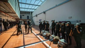 Mitglieder der Keter-Einheit – der Erstreaktionstruppe des israelischen Strafvollzugsdienstes – sind während eines Einsatzes im Gefängnis Ofer nördlich von Jerusalem zu sehen, in dem Nukhba-Terroristen festgehalten werden, 28. August 2024. Foto: Chaim Goldberg/Flash90.