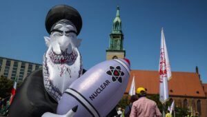 Eine aufblasbare Puppe des Obersten Führers des Iran, Ajatollah Ali Chamenei, die eine Atombombe in den Händen hält, ist während einer Demonstration für einen freien Iran unter dem Motto „Nein zur Beschwichtigung – Nein zum Krieg im Iran“ zu sehen, die vom Nationalen Widerstandsrat des Iran (NWRI) und der Gemeinschaft der Deutsch-Iraner (GDI) am 21. Juni 2025 in Berlin organisiert wurde. EPA/HANNIBAL HANSCHKE