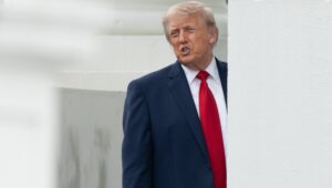 US-Präsident Donald Trump begutachtet die Säulen des Nordportikus des Weißen Hauses in Washington, D.C., USA, am 25. Mai 2026. EPA/AARON SCHWARTZ / POOL