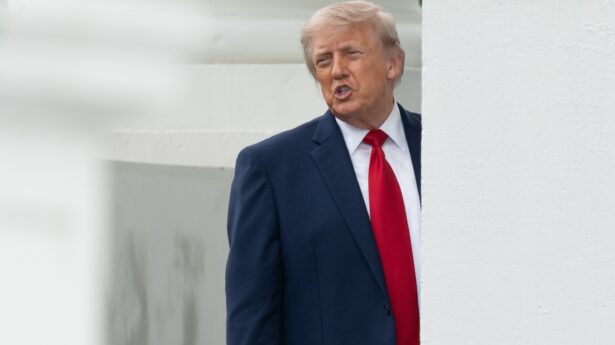 US-Präsident Donald Trump begutachtet die Säulen des Nordportikus des Weißen Hauses in Washington, D.C., USA, am 25. Mai 2026. EPA/AARON SCHWARTZ / POOL