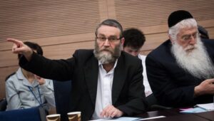 Moshe Gafni, Vorsitzender der Partei „United Torah Judaism“, nimmt an einer Diskussion über einen Gesetzentwurf teil, der die Wehrpflicht für Haredim aufschieben soll. Foto: Miriam Alster/FLASH90