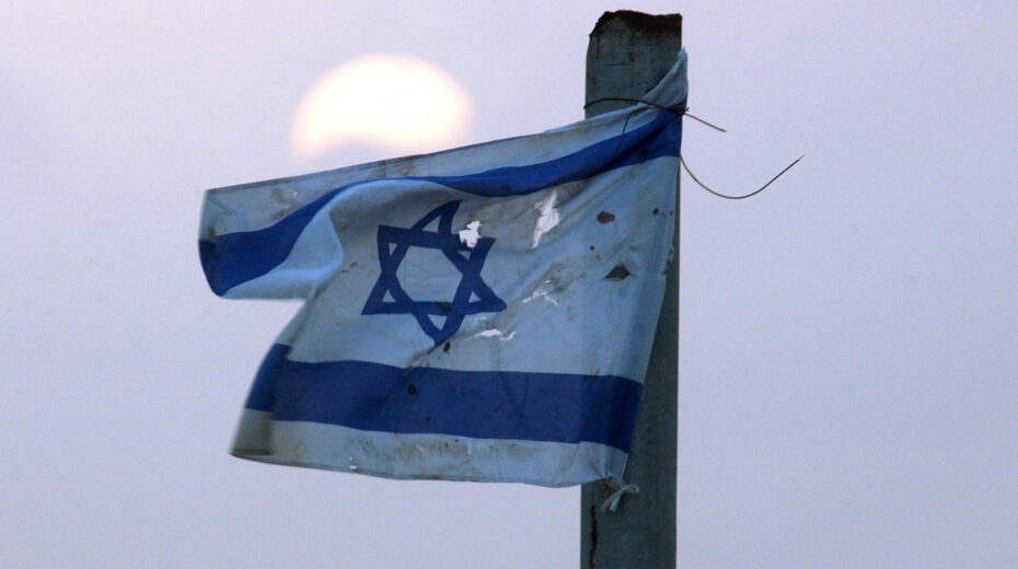 Eine zerrissene israelische Flagge weht bei Sonnenuntergang in der Siedlung Chavat Gilad. Foto: Nati Shohat, Flash90