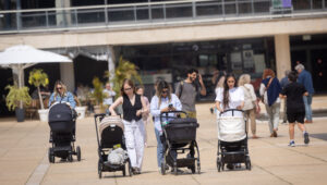 Israelis haben viele Kinder, auch säkulare Juden. Foto: Miriam Alster/FLASH90