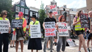 Eine Demonstration gegen Israel und den Krieg im Gazastreifen in Amsterdam. Foto: Dor Pazuelo/FLASH90