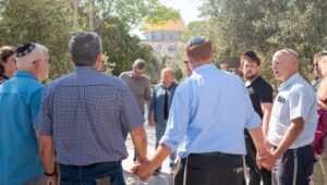 Jüdische Gläubige unter der Leitung von Rabbi Yehuda Glick halten sich an den Händen und beten am 17. September 2025 auf dem Tempelberg. Foto: Dor Pazuelo/FLASH90