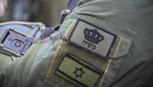 Ein israelischer Soldat mit einem Aufnäher mit der Aufschrift „Messias“. Foto: Michael Giladi/Flash90