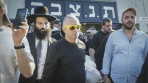 Freunde und Familienangehörige nehmen am 25. Dezember 2025 auf einem Friedhof in Ashdod im Süden Israels an der Beerdigung von Dan Alkayim teil, der am 14. Dezember 2025 bei einem terroristischen Massenanschlag am Bondi Beach in Sydney ermordet wurde. Foto: Tal Gal/Flash90
