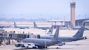 Mehrere US-Militärflugzeuge, die letzten Monat auf dem israelischen Flughafen Ben Gurion gesichtet wurden. Foto: Avshalom Sassoni/FLASH90