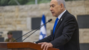 Der israelische Ministerpräsident Benjamin Netanjahu nimmt am 21. April 2026 auf dem Militärfriedhof am Herzlberg in Jerusalem an einer staatlichen Gedenkfeier für Terroropfer teil, die im Rahmen des Gedenktags stattfindet, an dem der gefallenen israelischen Soldaten und der Terroropfer gedacht wird. Foto: Dor Pazuelo/Flash90