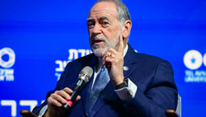 Der US-Botschafter in Israel, Mike Huckabee, spricht am 12. Mai 2026 auf einer Konferenz an der Universität Tel Aviv. Foto: Avshalom Sassoni/Flash90