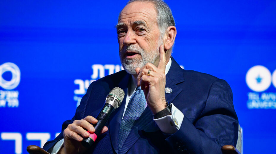 Der US-Botschafter in Israel, Mike Huckabee, spricht am 12. Mai 2026 auf einer Konferenz an der Universität Tel Aviv. Foto: Avshalom Sassoni/Flash90
