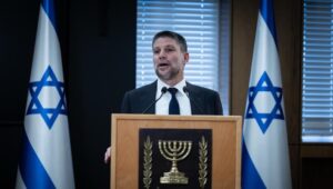Der israelische Finanzminister Bezalel Smotrich hält am 19. Mai 2026 im Finanzministerium in Jerusalem eine Pressekonferenz ab. Foto: Yonatan Sindel/Flash90