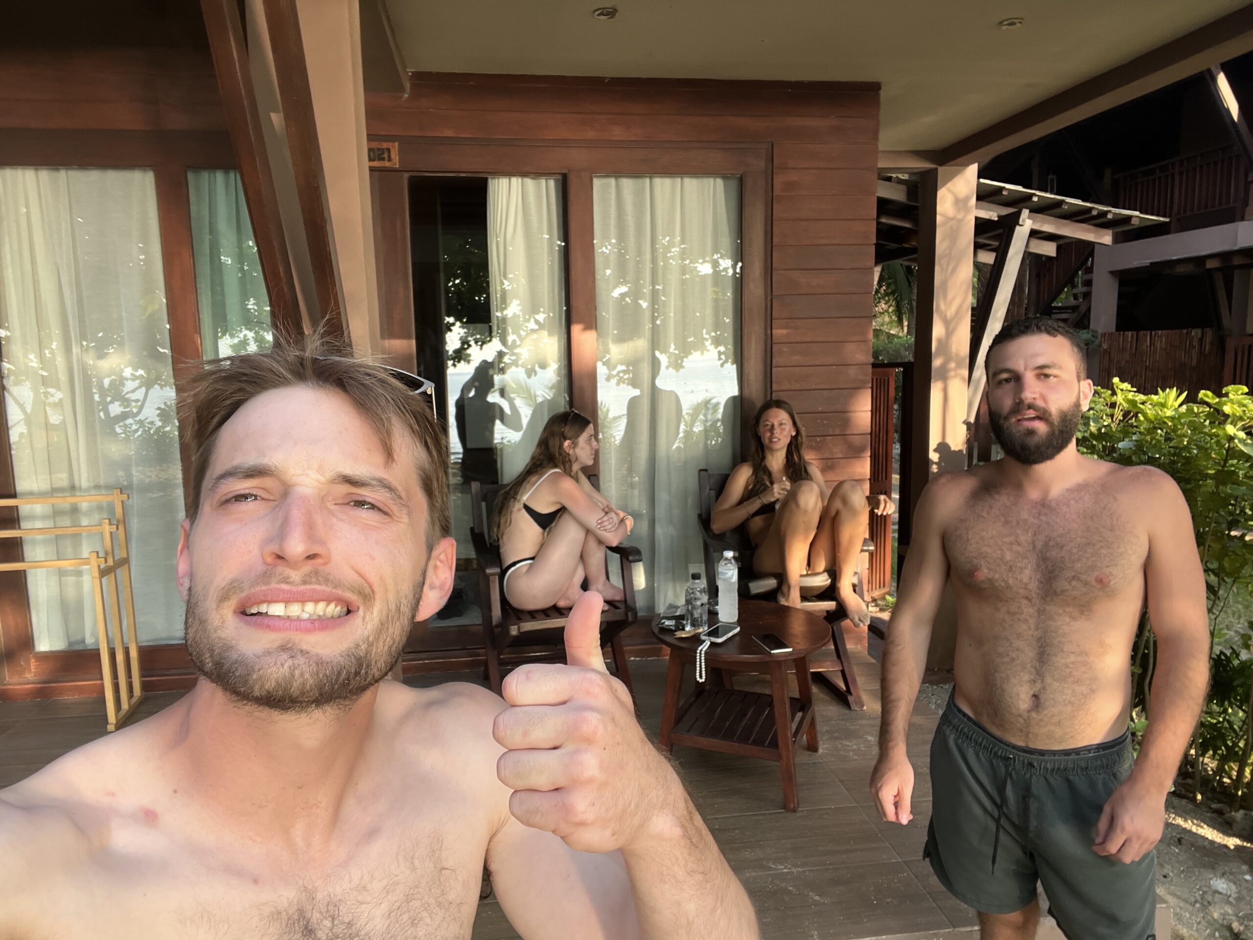 Elad (rechts) und seine Freunde in Thailand. 